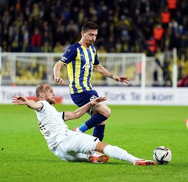 Son dakika: Fenerbahçeli taraftarlardan Mert Hakan Yandaş ve İrfan Can Kahveci’ye büyük tepki! Maç sonu gözyaşlarını tutamadı...
