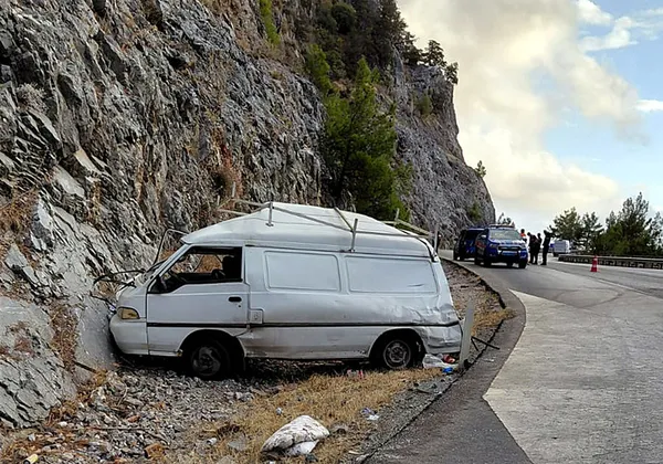 antalyada-yolcu-otobusuyle-minibus-carpisti-1-olu-1-yarali-1759175477354.jpeg