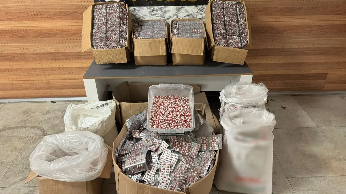 İstanbul'da dev operasyon: Yüzbinlerce hap ele geçirildi! İstanbul'da dev operasyon: Yüzbinlerce hap ele geçirildi!