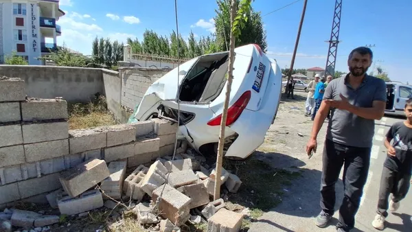 patnosta-trafik-kazasinda-1i-cocuk-4-kisi-yaralandi-1788601371566.jpg