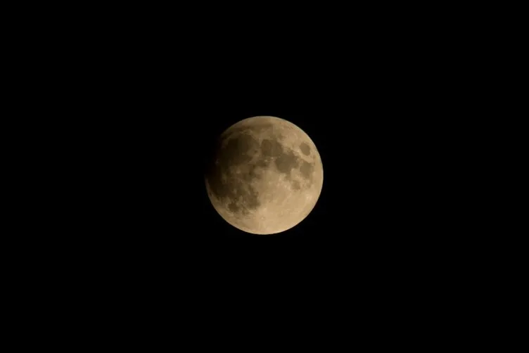 Parçalı Ay Tutulması muhteşem görüntüler oluşturdu