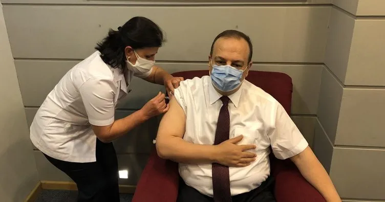 Bursa Valisi Canbolat ikinci doz aşıyı da yaptırdı