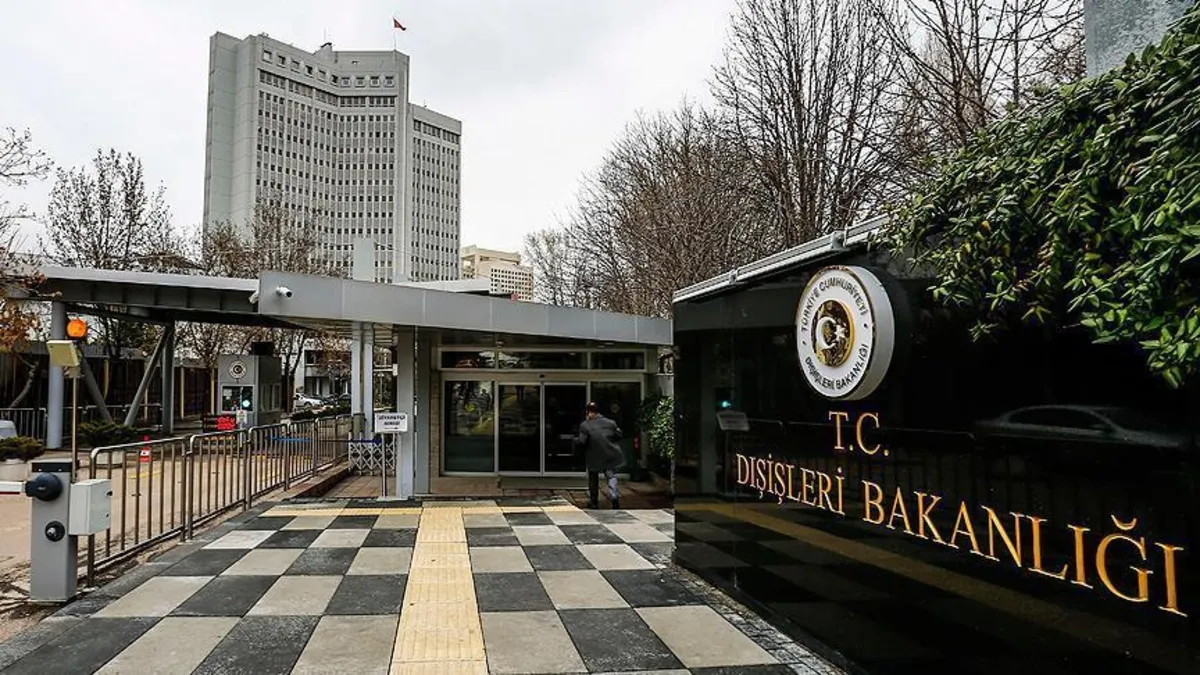 Dışişleri Bakanlığı binası ve Türk bayrağı