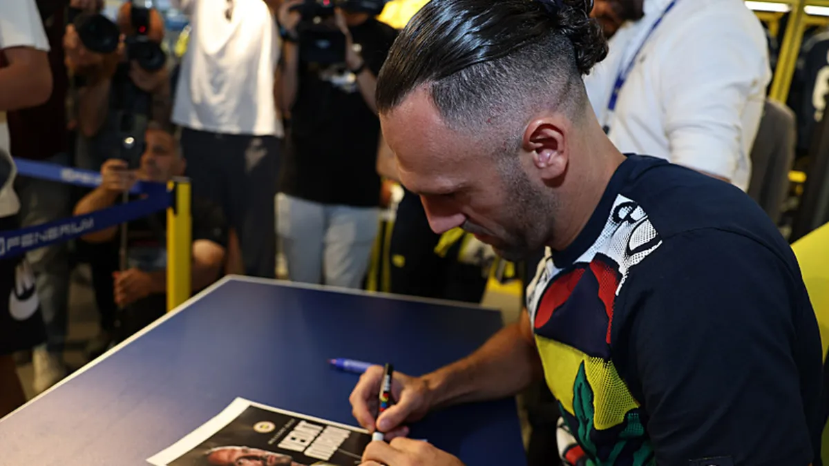 Vedat Muriqi, imza gününde Fenerbahçeli taraftarlarla buluştu!