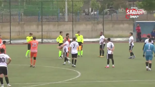 Futbolcu hakeme saldırdı maç tatil edildi | Video