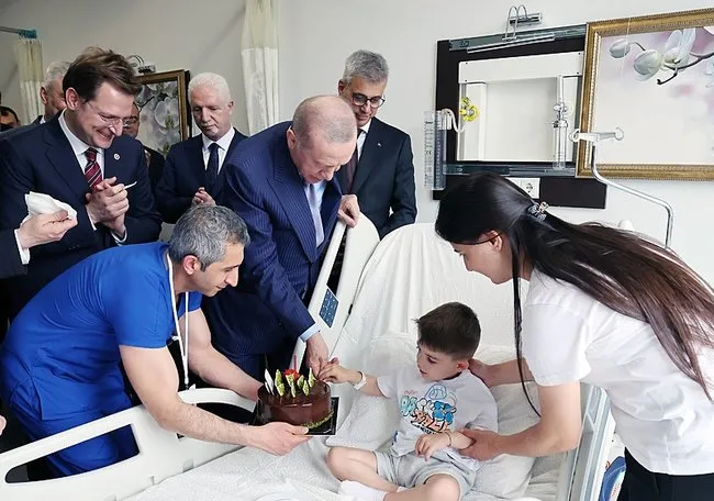 baskan-erdogandan-acilisini-yaptigi-hastanedeki-hastalara-ziyaret-1747496800081.jpeg