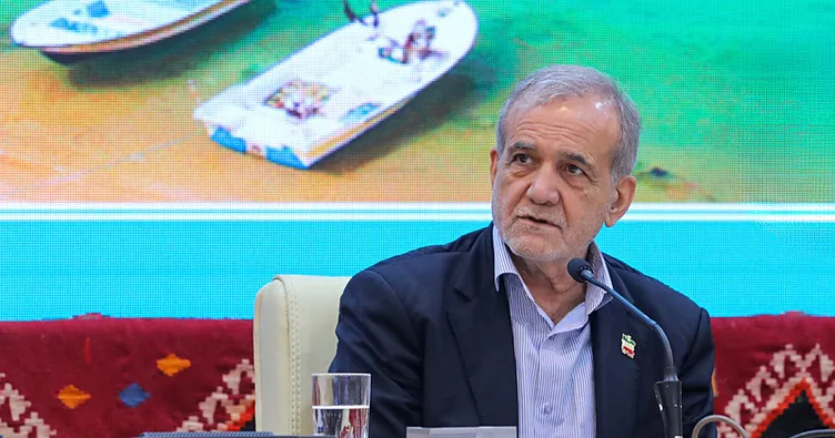 İran Cumhurbaşkanı Türkçe şiir okurken uyarıldı: Salondan alkışlarla destek geldi