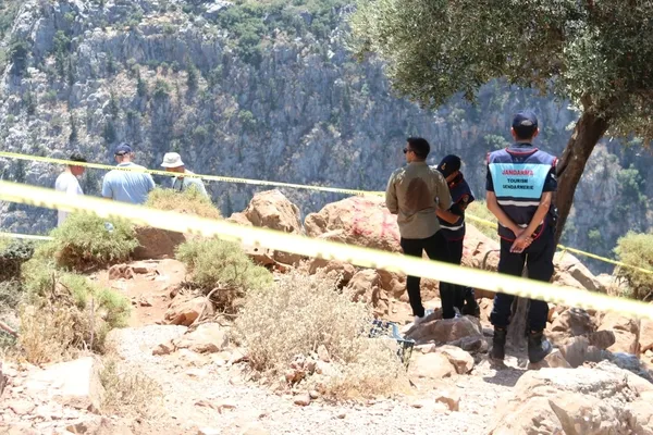 kelebekler-vadisi-seyir-alaninda-bir-kisi-kendini-asagiya-atarak-yasamina-son-verdi-1719065702530.jpg