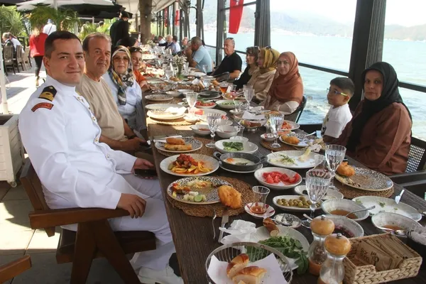 kaymakamdan-gazi-ve-sehit-ailelerine-kahvalti-etkinligi-1726763120372.jpg