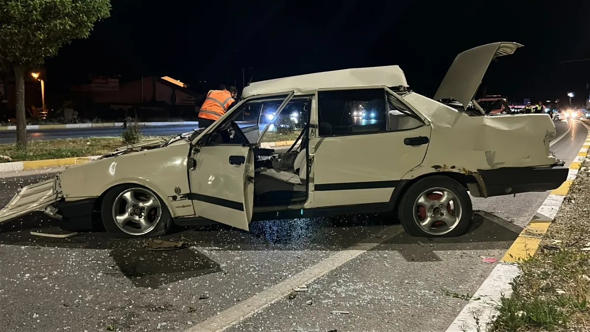 Sivas’ta otomobil karşı şeride geçerek takla attı! 1’i ağır, 3 yaralı Sivas’ta otomobil karşı şeride geçerek takla attı! 1’i ağır, 3 yaralı