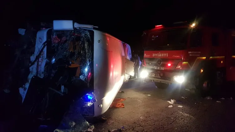 son-dakika-manisada-isci-servisi-otomobille-carpisti-3-olu-4-yarali-1630090329908.jpg