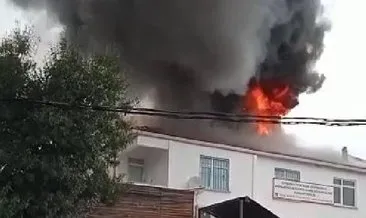 Sancaktepe’de bir binanın çatı katında yangın çıktı