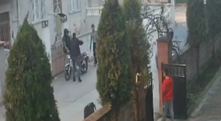 Bursa’da korku dolu anlar: Motosikletli şahıslar sohbet eden kızlara ateş etti!