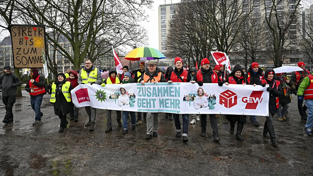 Almanya’da kamu çalışanlarından uyarı grevi: Belediye binasına kadar yürüdüler! Almanya’da kamu çalışanlarından uyarı grevi: Belediye binasına kadar yürüdüler!