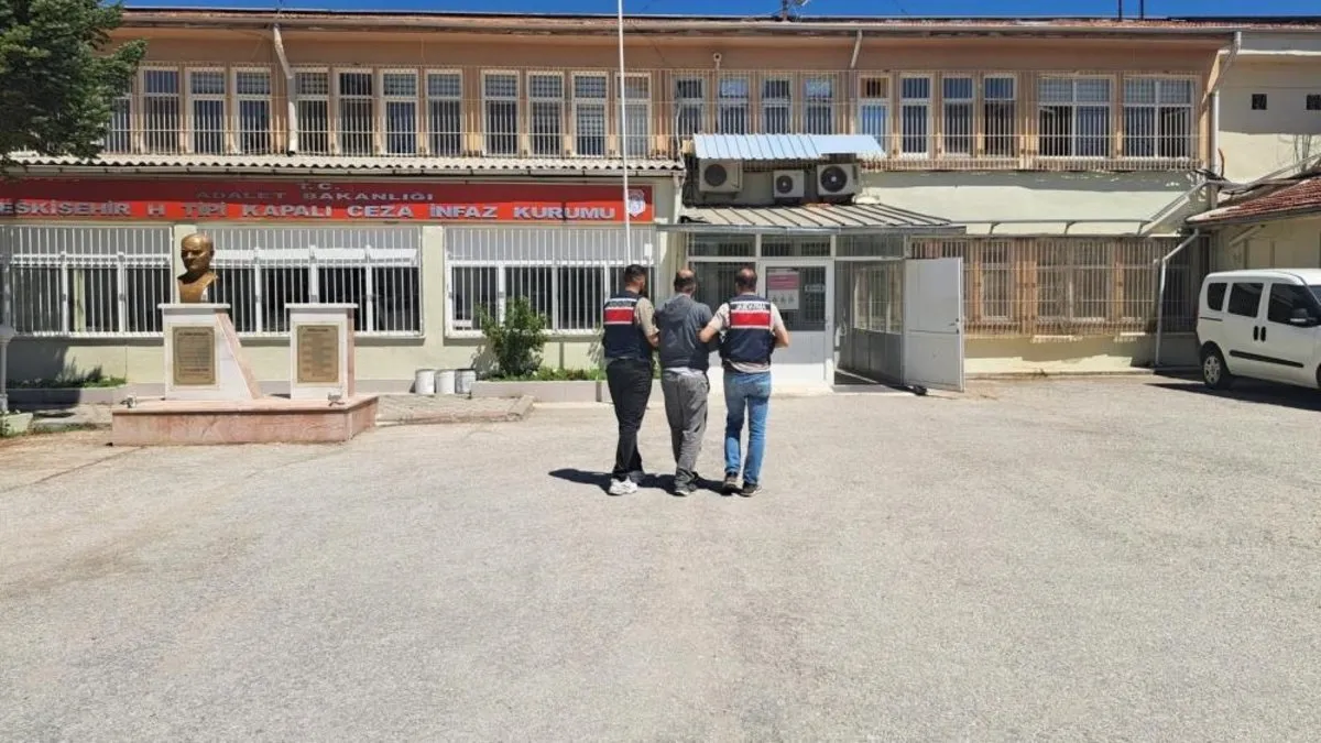 Interpol’ün kırmızı bültenle aradığı terörist Eskişehir’de yakalandı