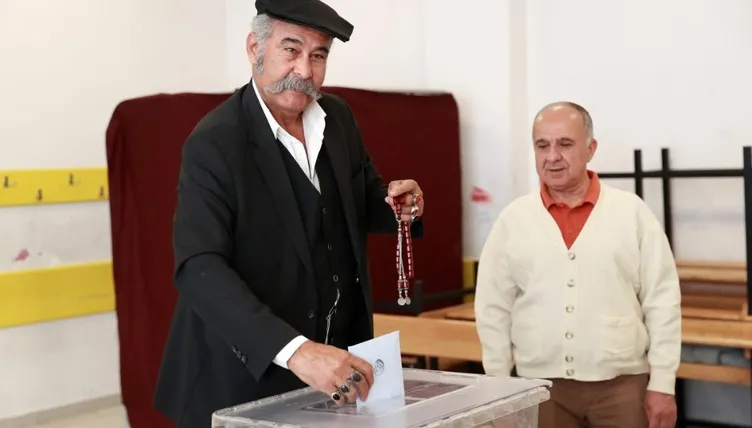 Sandıktan renkli görüntüler: Kral ve astronot kostümüyle geldiler