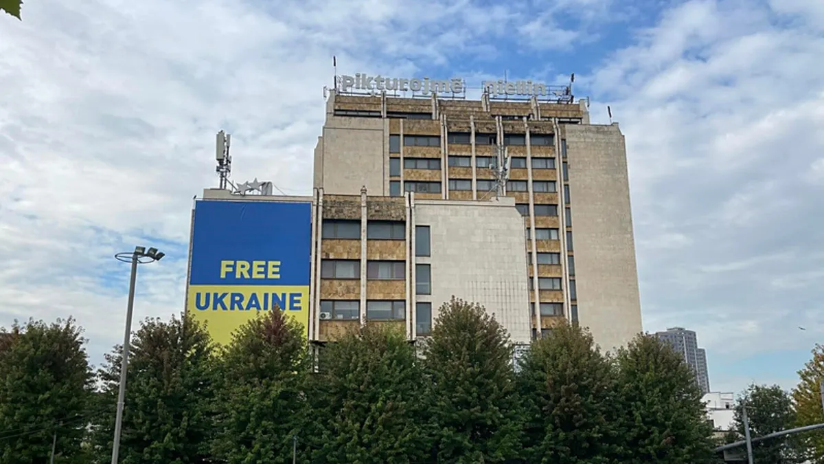 Zelenskiy’nin açıklaması sonrası Kosova’dan dikkat çeken hamle: Dev bayrak kaldırıldı! Zelenskiy’nin açıklaması sonrası Kosova’dan dikkat çeken hamle: Dev bayrak kaldırıldı!