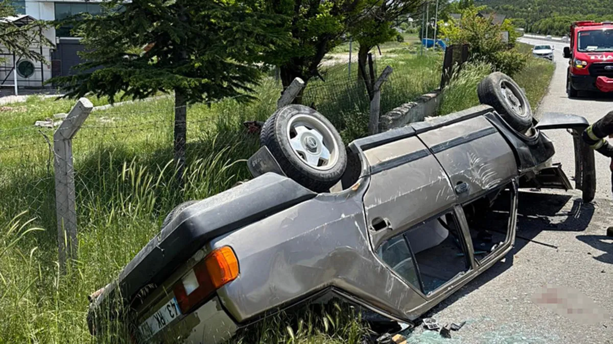 Kütahya’da takla atan otomobilde 4 kişi yaralandı Kütahya’da takla atan otomobilde 4 kişi yaralandı