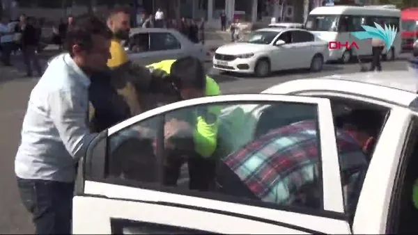 Motosiklete el koymak isteyen polislere saldırdılar