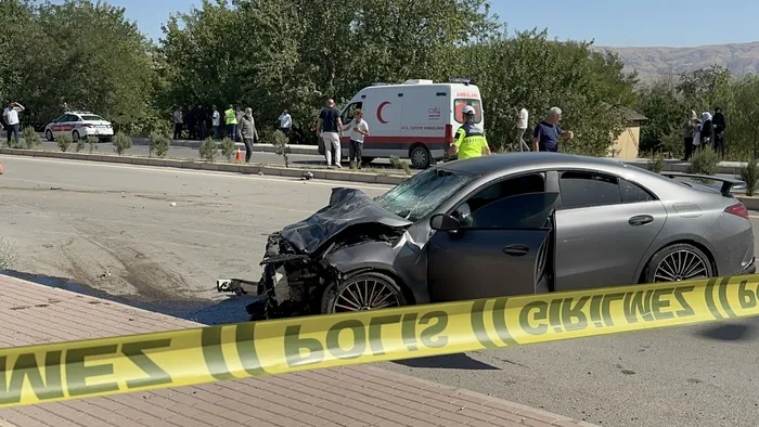 kazada-fiat-otomobil-ikiye-bolundu-2-olu-2-yarali-1789559558314.jpg