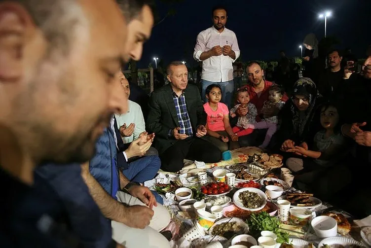 Başkan Erdoğan vatandaşlarla Zeytinburnu sahilde iftar yaptı