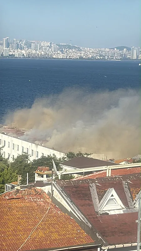 heybeliada-deniz-harp-okulunun-catisinda-yangin-1786030503128.jpeg