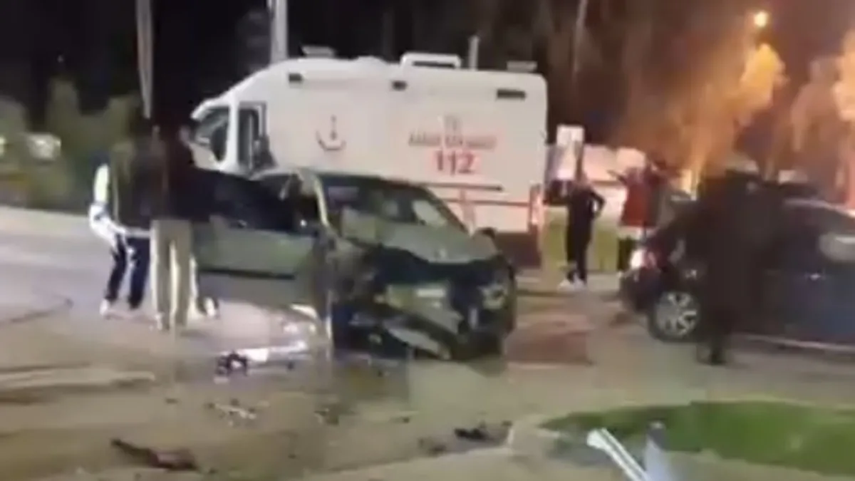 Adana’da feci kaza! Kamyonet ile otomobilin çarpıştı: 1’i ağır 3 yaralı Adana’da feci kaza! Kamyonet ile otomobilin çarpıştı: 1’i ağır 3 yaralı