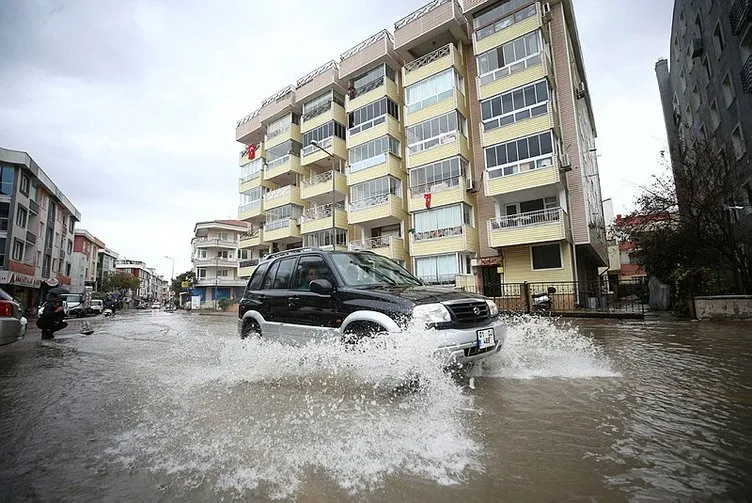 Meteoroloji sarı kodlu uyarmıştı: 4 kenti su bastı! İzmir, Çanakkale, Muğla, Tekirdağ'da son durum