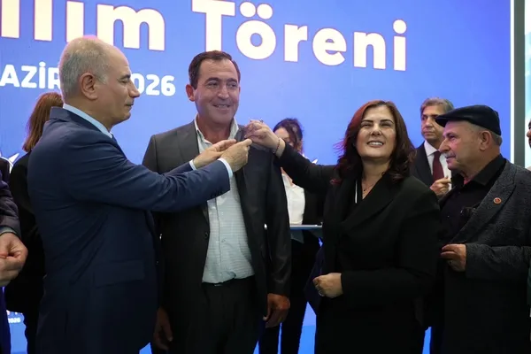 aydinda-ak-partiye-buyuk-katilim-391-muhtar-ve-619-aza-rozet-takti-1782750544737.jpg