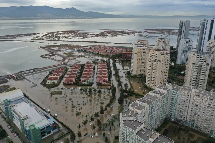 İzmir'deki sel felaketi havadan görüntülendi! Araçlar sular altında kaldı