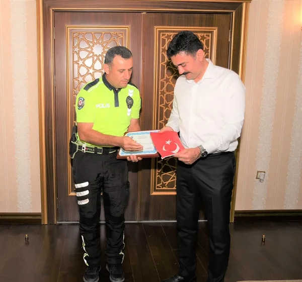 o-polis-memuruna-odul-verildi-1690795868392.jpg