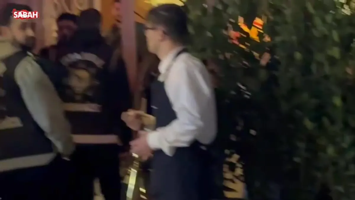 Bebek’te ünlülerin uğrak mekanına baskın! videosunu izle Bebek’te ünlülerin uğrak mekanına baskın! videosunu izle