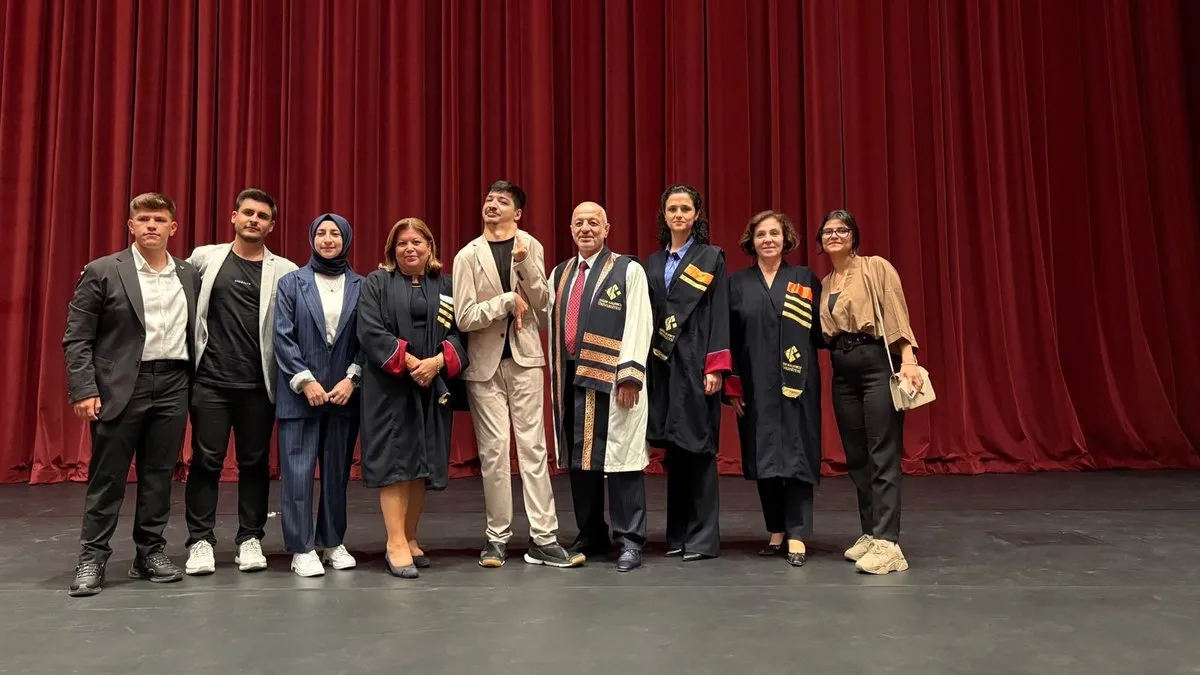 HKÜ’lü Mert, Başkan Erdoğan’a eserini takdim etti