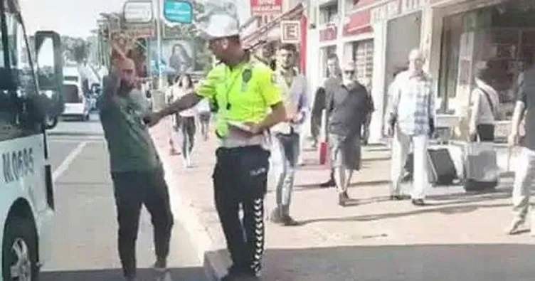 Kadıköy’de minibüs şoförünün trafikte terör estirdiği anlar kamerada