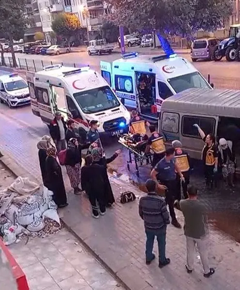 bursada-tarim-iscilerini-tasiyan-minibus-traktore-carpti-10-yarali-1789233022675.jpg Bursa'da tarım işçilerini taşıyan minibüs traktöre çarptı: 10 yaralı