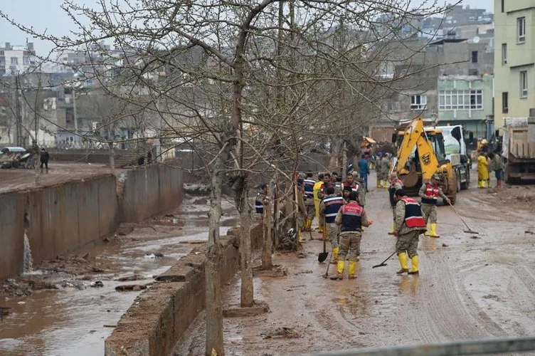 Şanlıurfa'da Mehmetçik sahada... Sel felaketinin yaraları sarılıyor