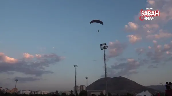 Mezuniyet törenine paraşütle uçarak geldi | Video