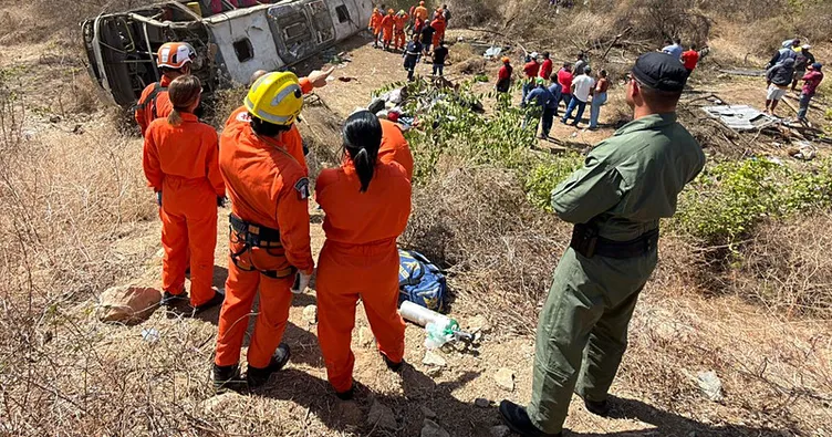 Brezilya’da feci kaza: Otobüs otoyolda devrildi