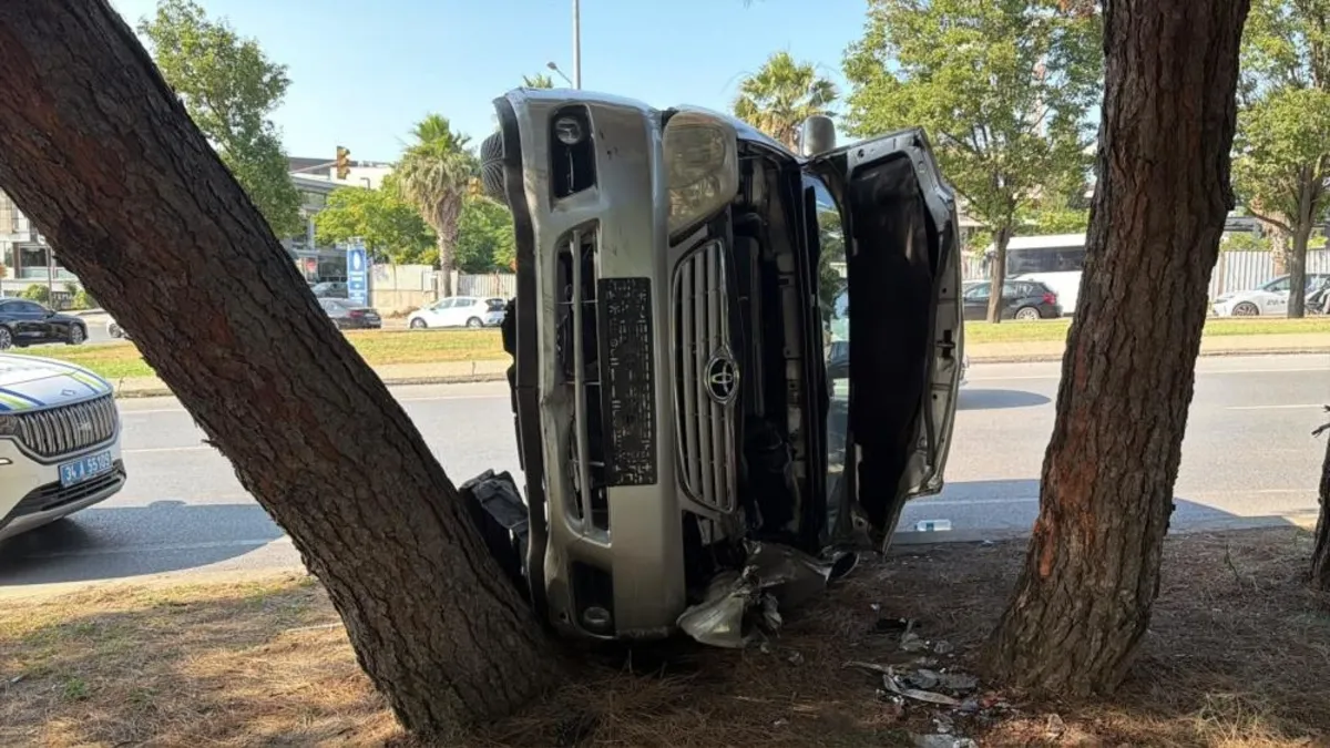 Bakırköy'de takla atmış otomobil