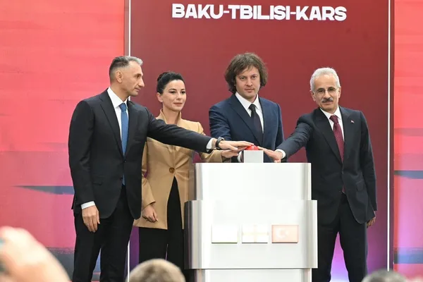 orta-koridorun-en-onemli-halkasi-devrede-baku-tiflis-kars-demir-yolu-tam-kapasiteyle-islemeye-basladi-1780405613044.jpg