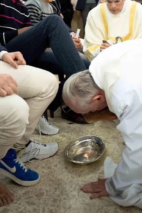 Papa ilk kez Müslüman ayağı yıkadı