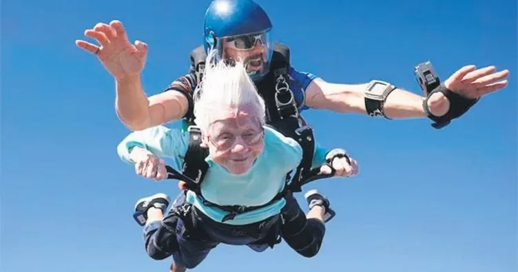 104 yaşında paraşütle atladı