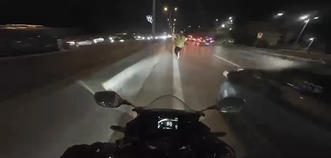 maltepede-trafik-polisine-motosiklet-carpti-1763239741204.jpeg