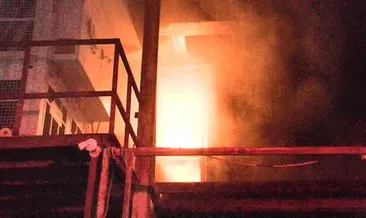 Başakşehir'de plastik malzeme deposundaki yangın söndürüldü #istanbul