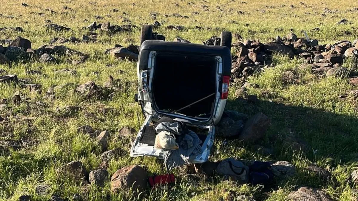 OAtomobil tarlaya devrildi! 3 kişi yaralandı OAtomobil tarlaya devrildi! 3 kişi yaralandı