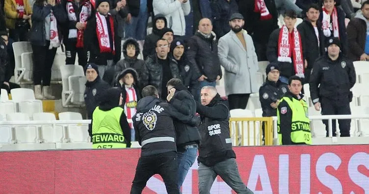 Sivasspor-Fiorentina maçında sahaya taraftar girdi