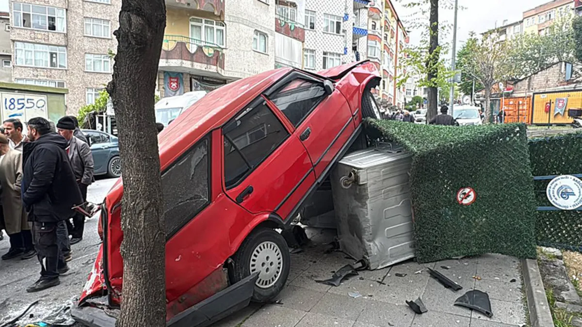 Bağcılar’da freni boşalan kamyon 8 araca çarptı Bağcılar’da freni boşalan kamyon 8 araca çarptı