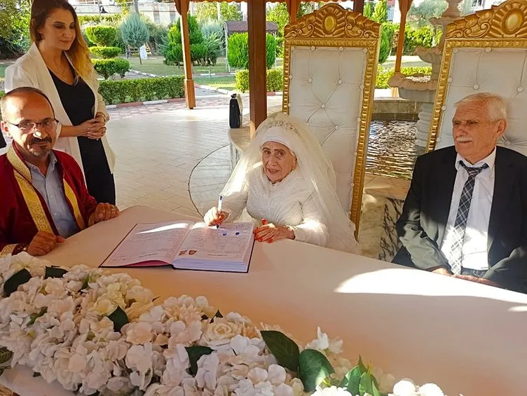 Huzurevindeki tanışma evlilikle noktalandı: Dünya yaşlılar gününde dünyaevine girdiler!