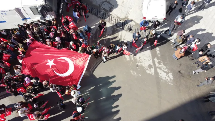 SON DAKİKA HABERİ: Hakkari'de bayraklı protesto! Kadınlardan Diyarbakır annelerine destek...