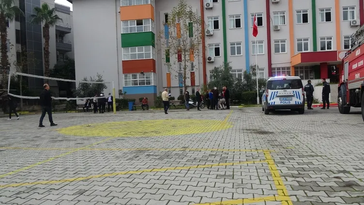 Antalya Alanya’daki lisede panik: Ekiplerin çalışmalarını merakla izlediler!